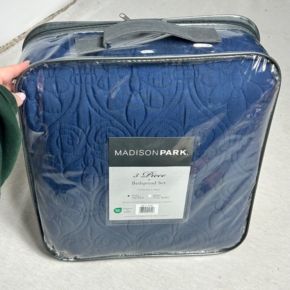 BRAND NEW Madison Park 3-Piece Navy Blue Quilted Bedspread Set – Full/Queen